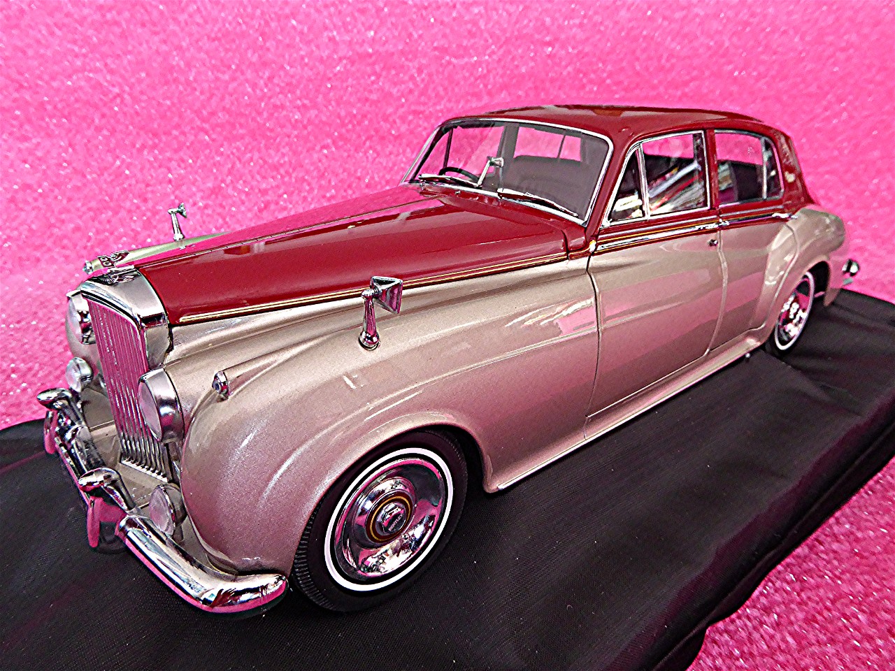 1:18 Bentley S 2 Limousine rot-silber 1960