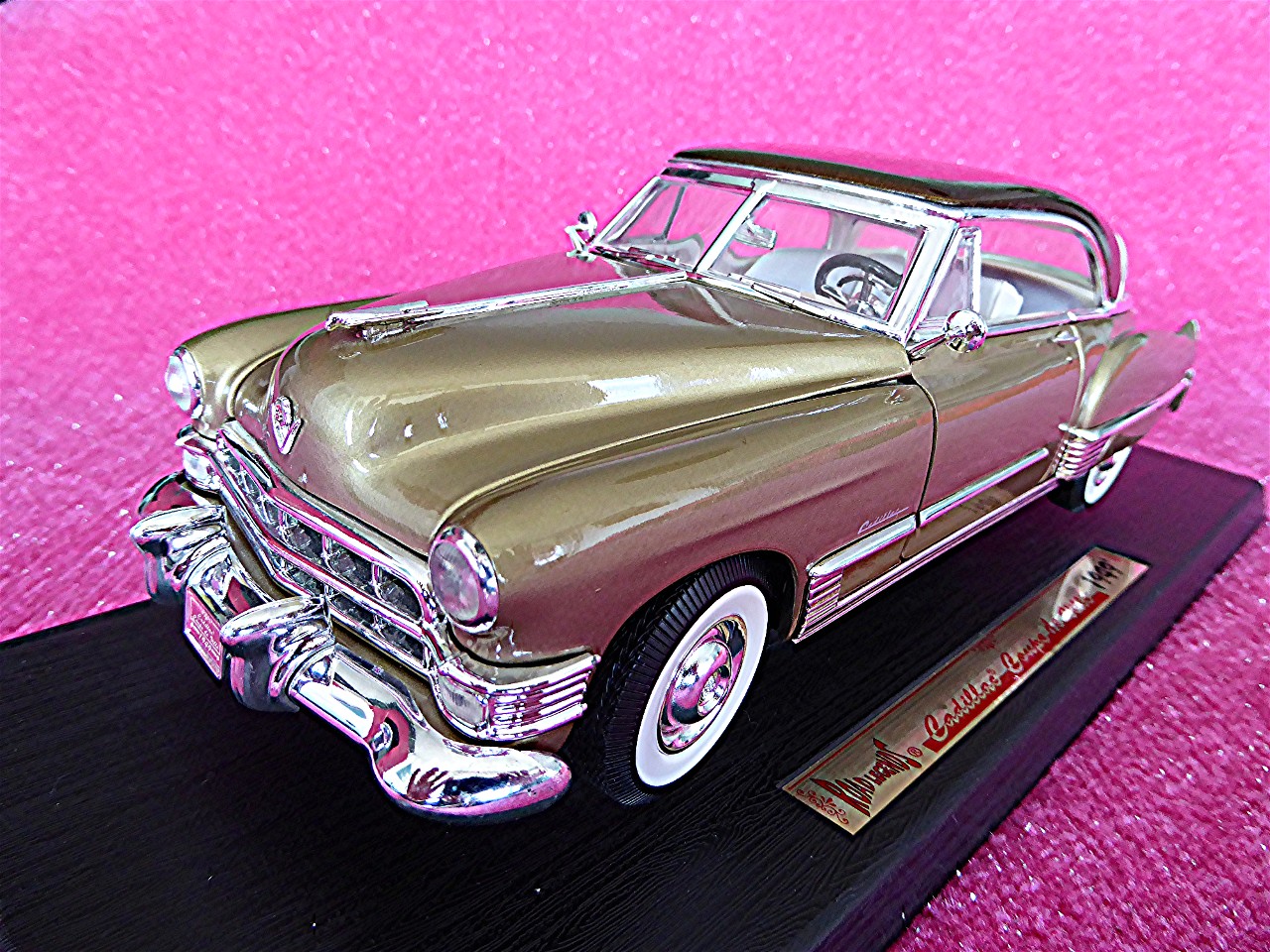 1:18 Cadillac Coupe De Ville gold 1949
