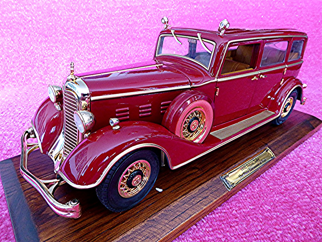 1:18 Cadillac Deluxe Tudor rot-gold 1932