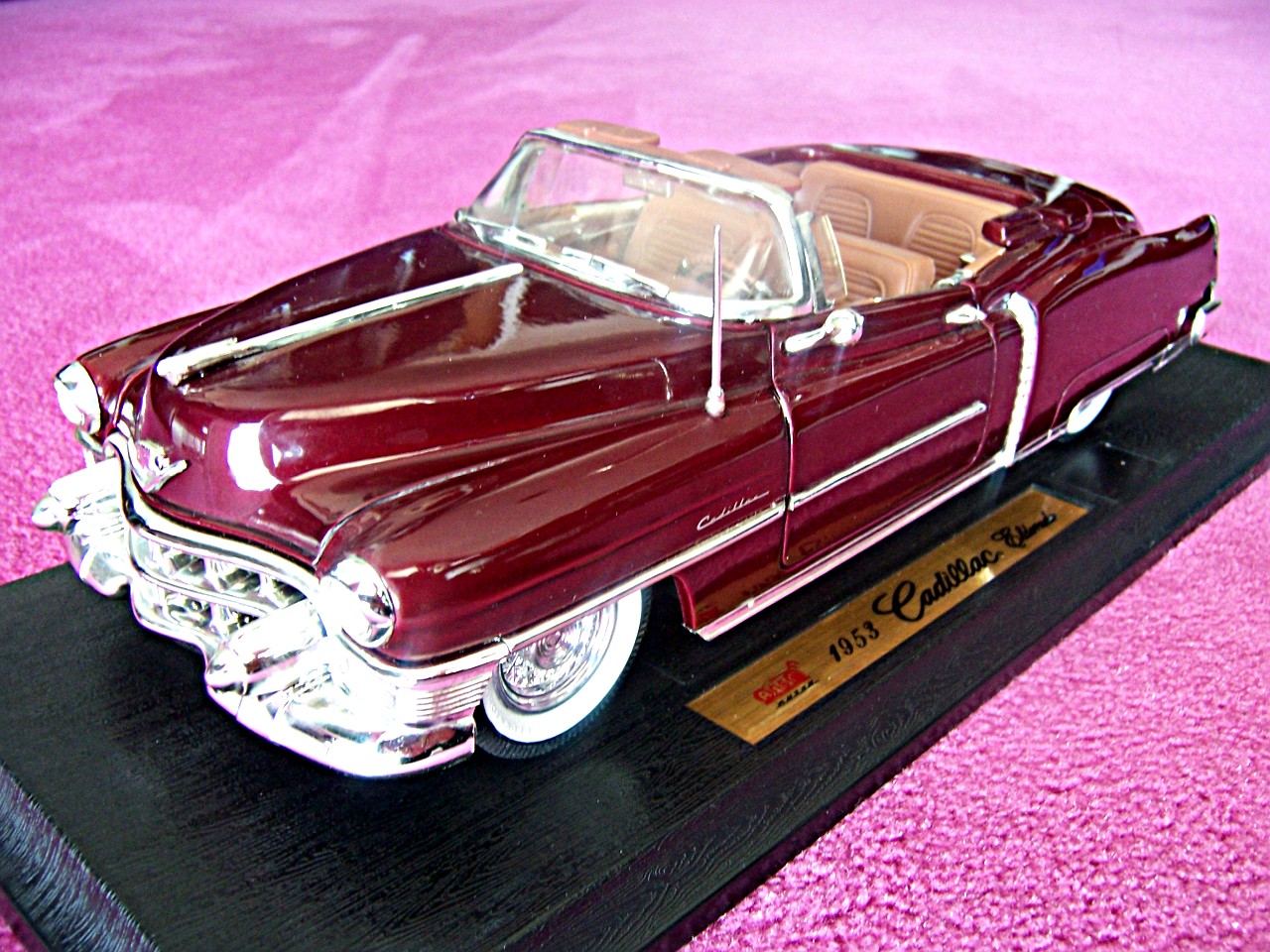 1:18 Cadillac Eldorado Cabrio dunkelrot 1953