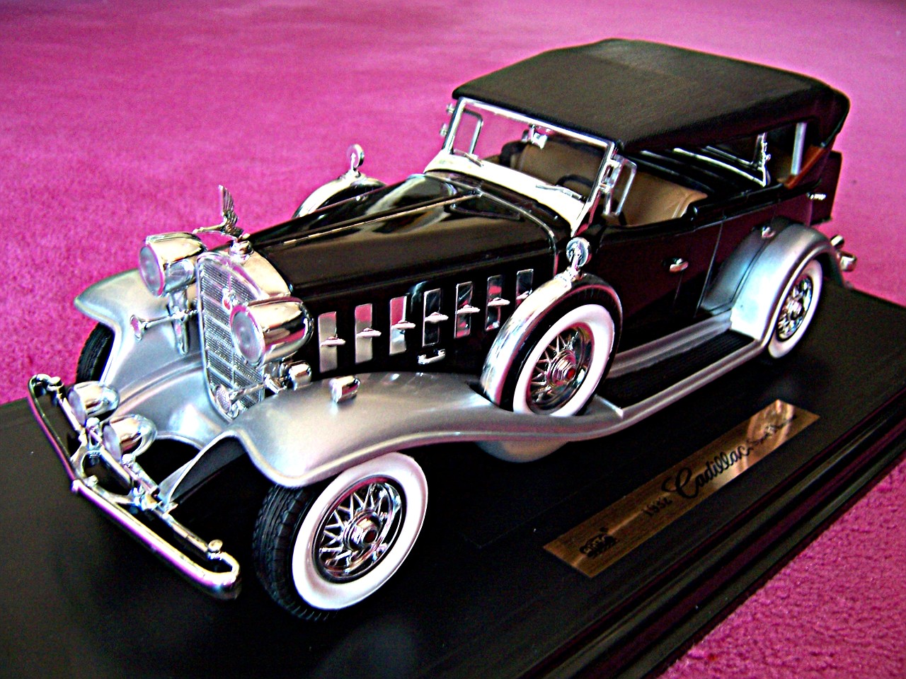 1:18 Cadillac Sport Phaeton schwarz-silber 1932