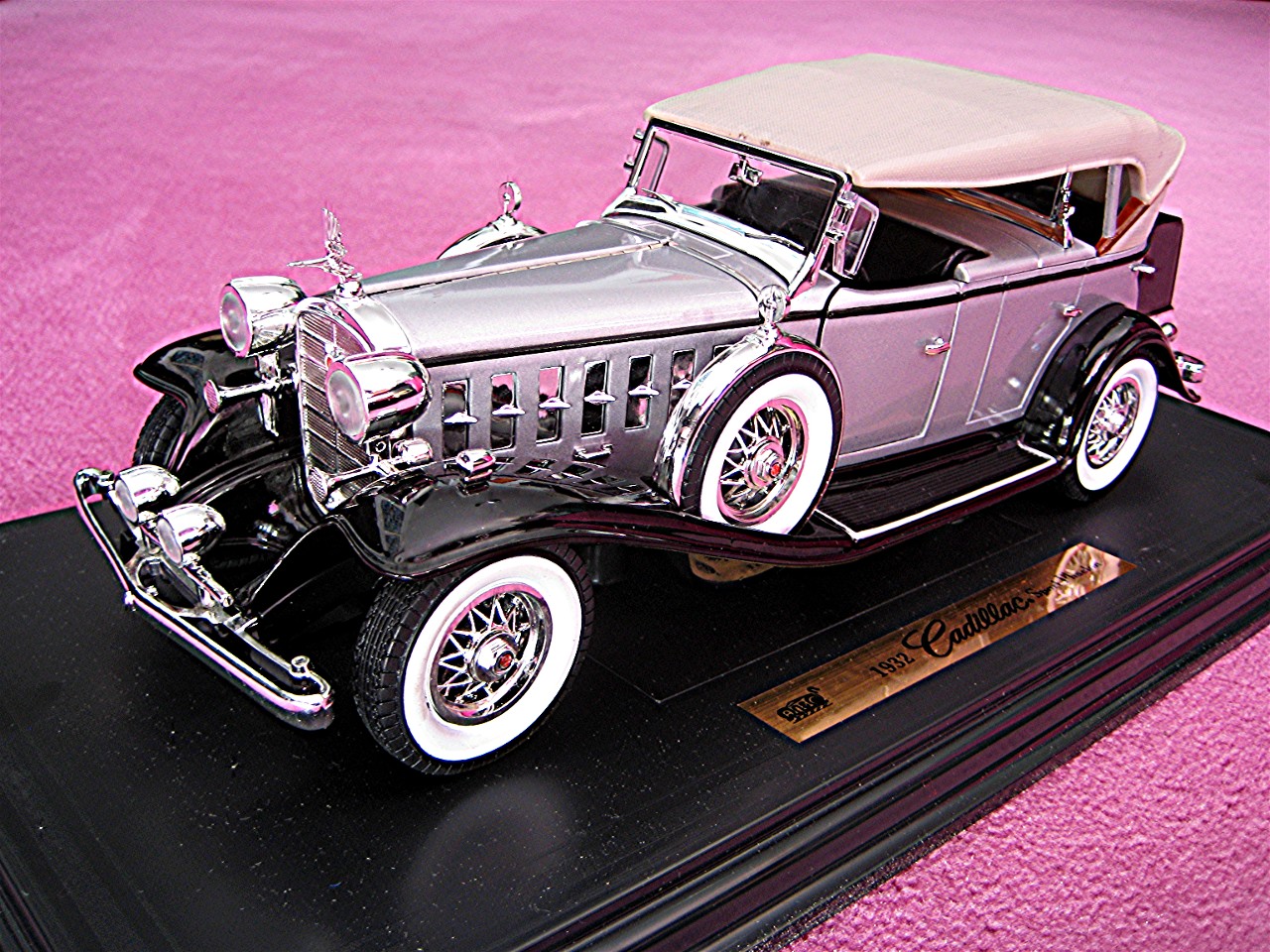 1:18 Cadillac Sport Phaeton silber-schwarz 1932