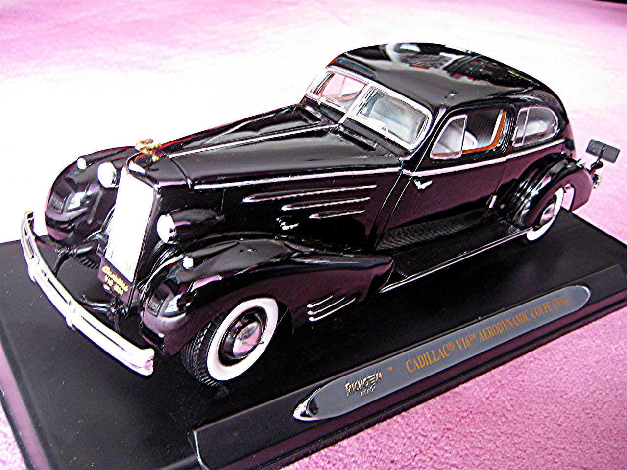 1:18 Cadillac V 16 Aerodynamic schwarz 1934