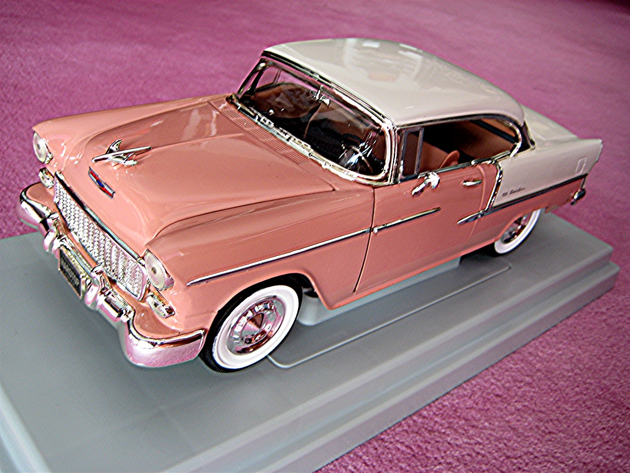 1:18 Chevrolet Bel Air Coupe rosa-weiss 1955