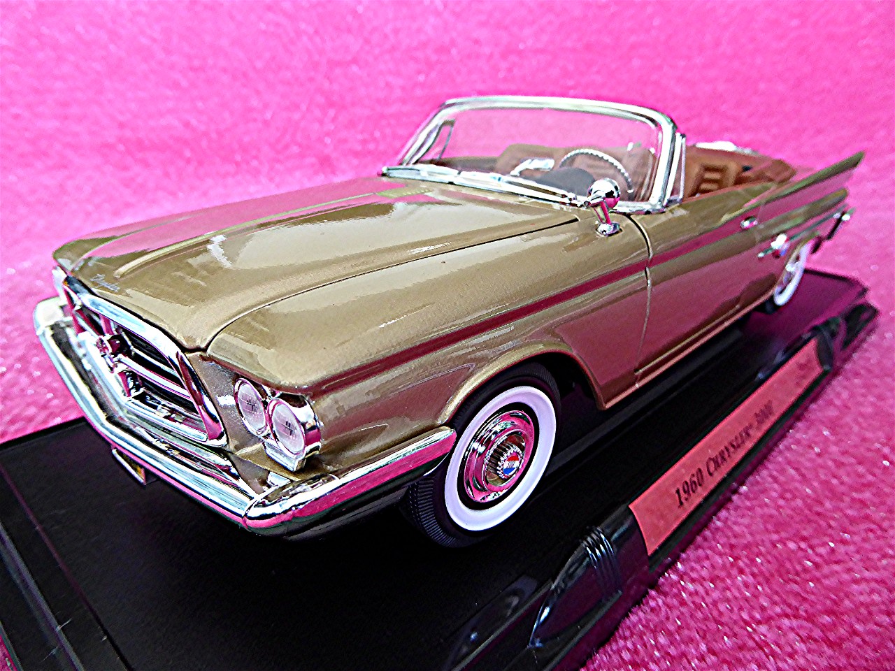 1:18 Chrysler 300 F gold 1960