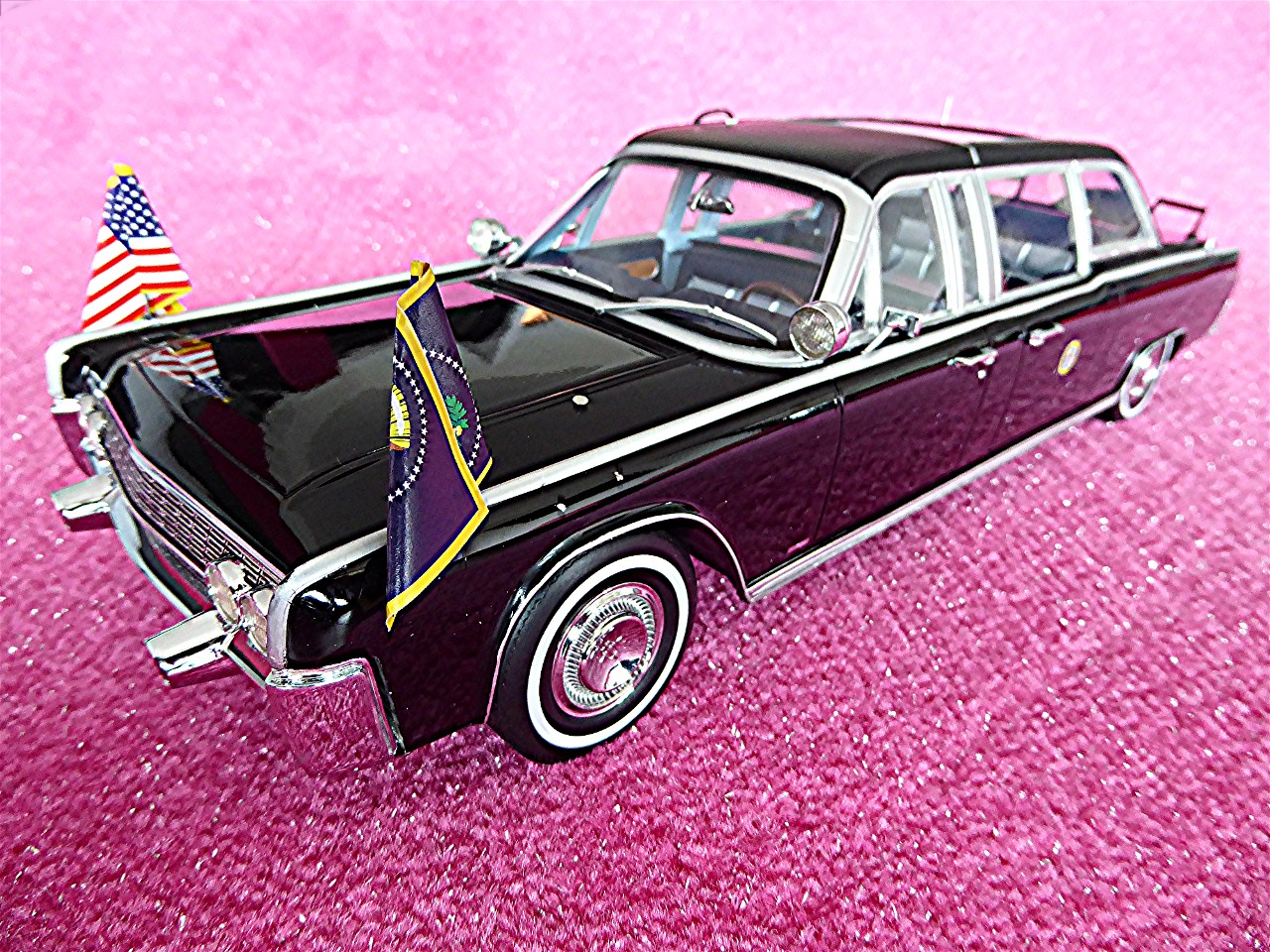 1:18 Lincoln Continental X-100 schwarz 1964.jpg
