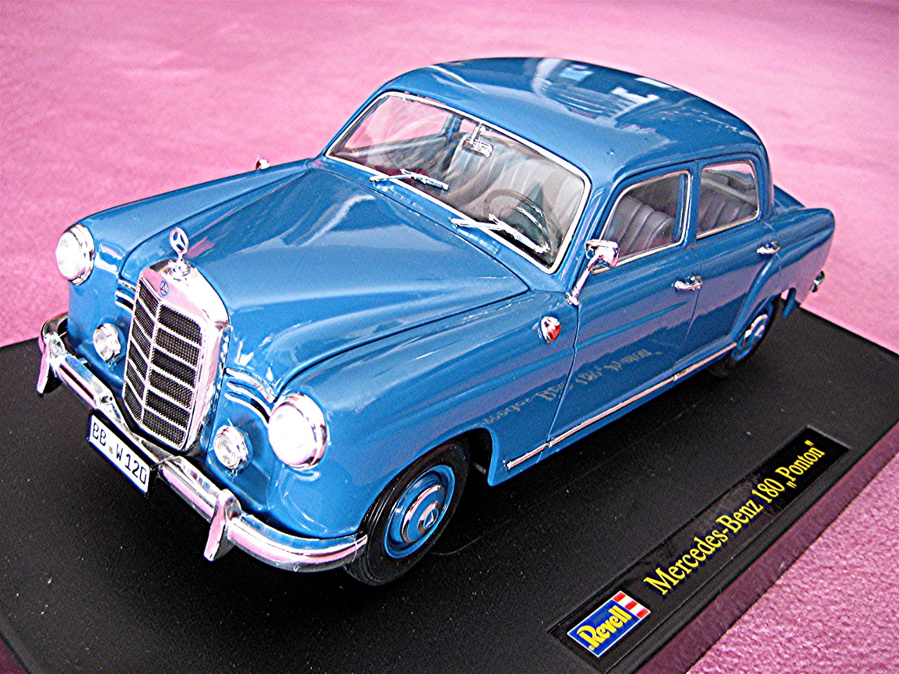 1:18 Mercedes 180 Ponton blau 1953