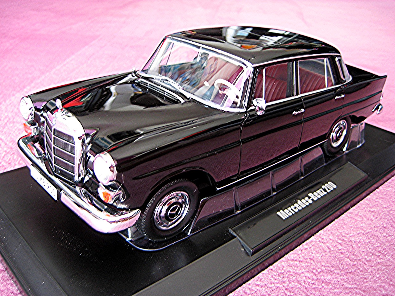 1:18 Mercedes 200 Limousine schwarz 1966