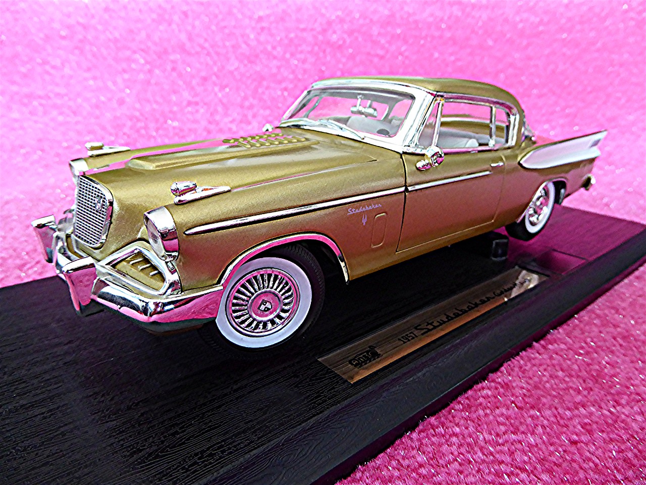1:18 Studebaker Golden Hawk gold 1957