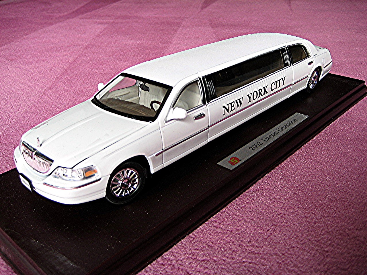 1:24 Lincoln Town Car NYC Stretchlimousine weiss 2003