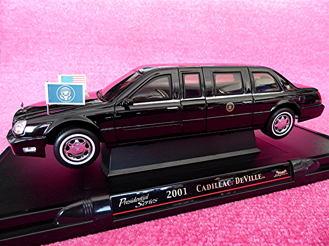1:24 Cadillac Presidential Limo schwarz 2001