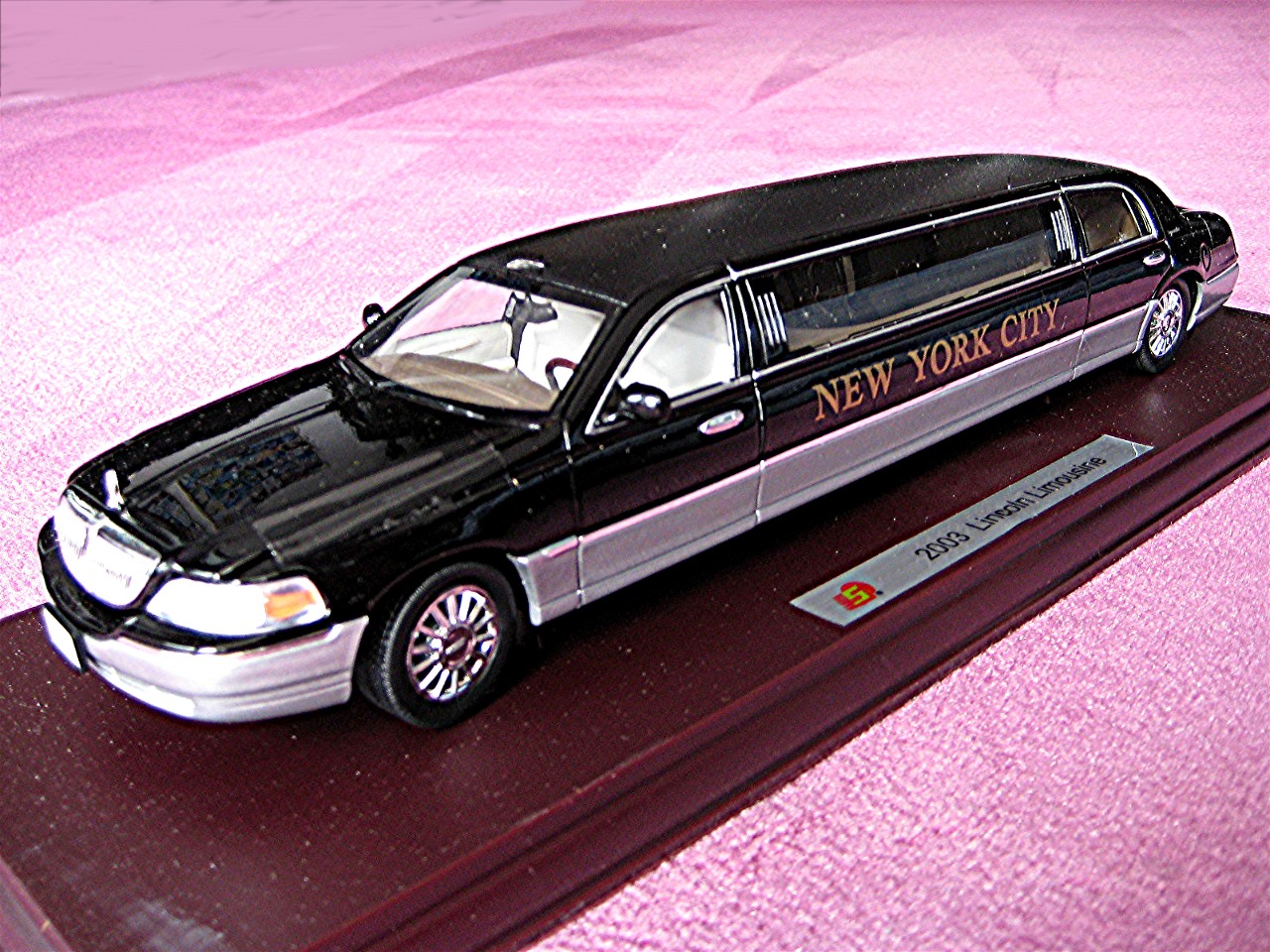 1:24 Lincoln Town Car NYC Stretchlimousine schwarz 2003