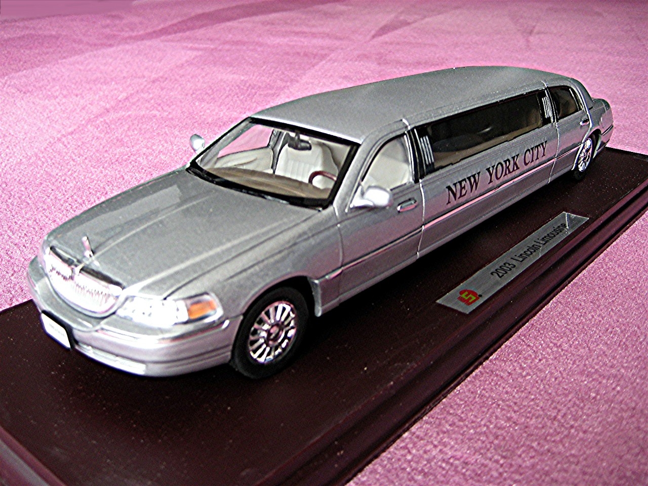 1:24 Lincoln Town Car NYC Stretchlimousine silber 2003