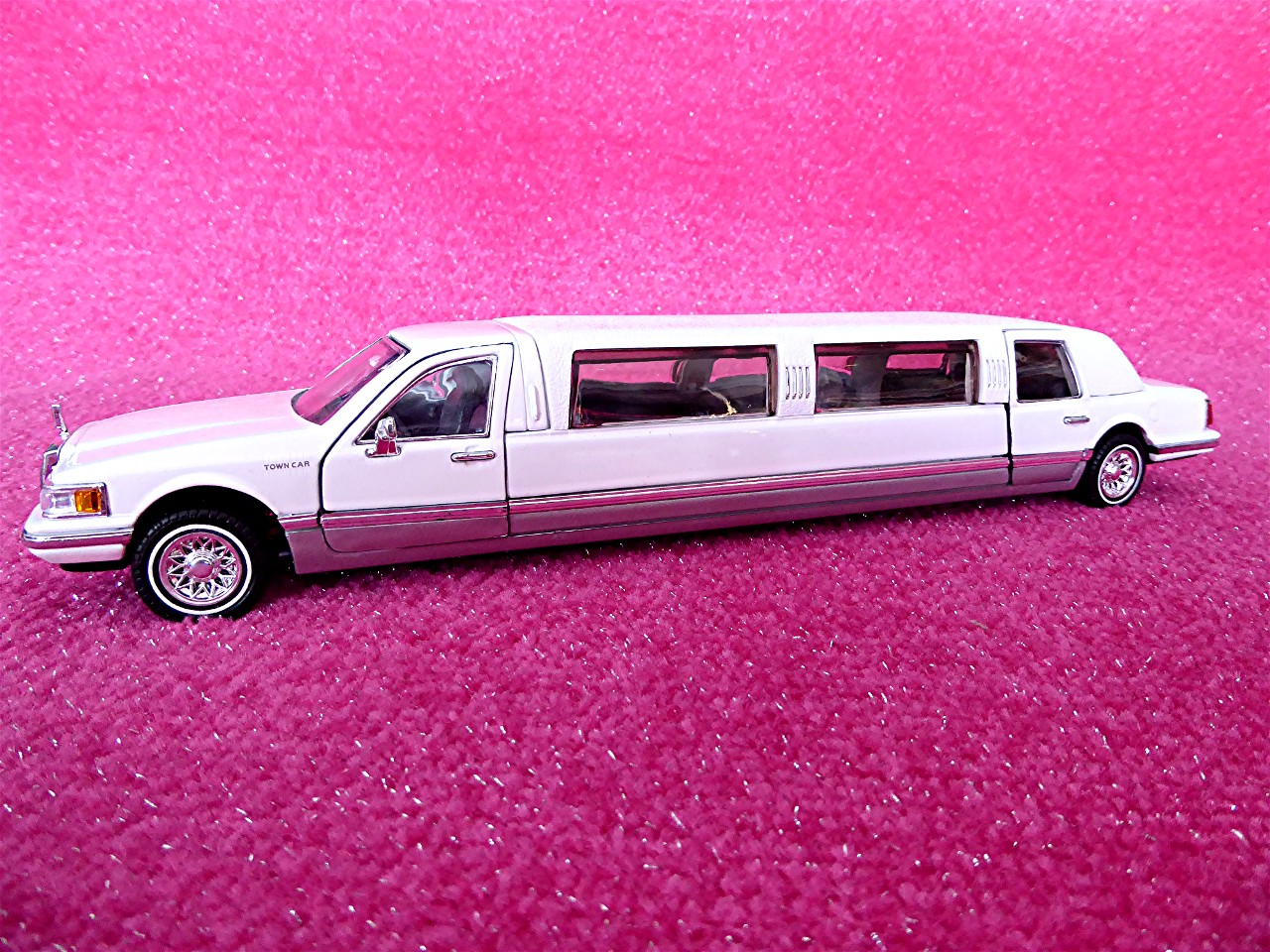 1:24 Lincoln Town Car Stretchlimousine weiss 1996